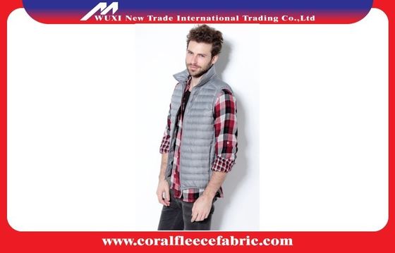 Le poids léger de Packable d'Avant-Fermeture éclair a piqué le gilet du décolleur des hommes vers le bas avec le collier debout