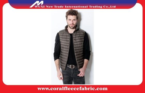Le poids léger de Packable d'Avant-Fermeture éclair a piqué le gilet du décolleur des hommes vers le bas avec le collier debout