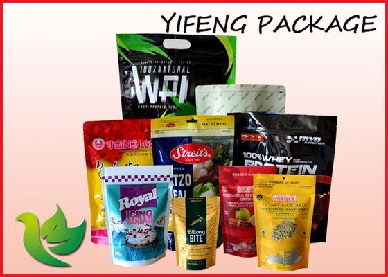 La chiusura lampo di plastica sta sui sacchetti