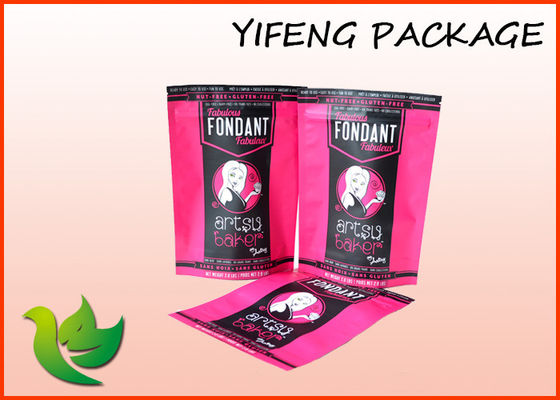 La chiusura lampo di plastica sta sui sacchetti