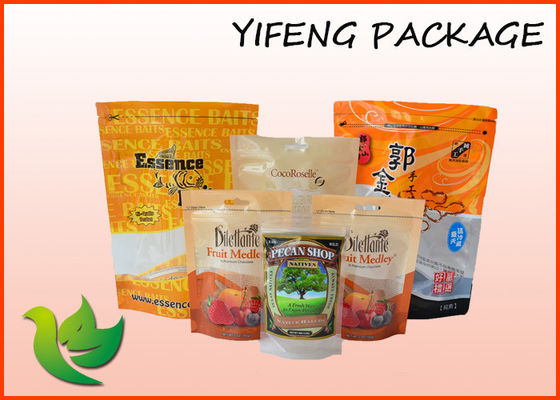 La chiusura lampo di plastica sta sui sacchetti