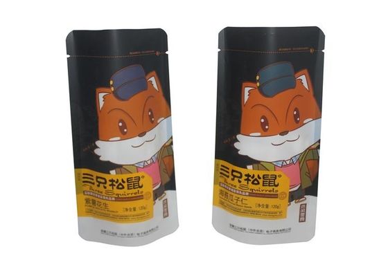 Risigillabili neri stanno sul sacchetto con il becco che imballa per i biscotti