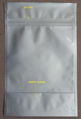 Οι ξηρές Ziplock φύλλων αλουμινίου φρούτων τσάντες στέκονται επάνω τις σακούλες με το διαφανές παράθυρο