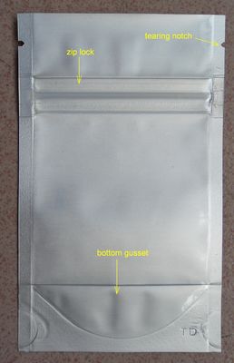 Οι ξηρές Ziplock φύλλων αλουμινίου φρούτων τσάντες στέκονται επάνω τις σακούλες με το διαφανές παράθυρο